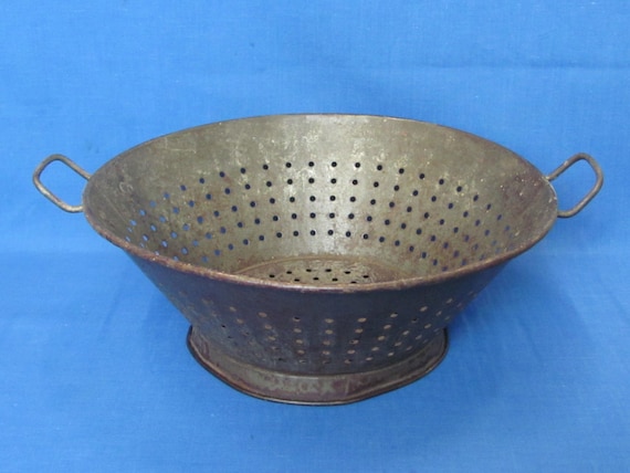 Vintage Tin Footed colander Two Handles Diameter 9 3 4 Height 3