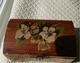Vintage Cedar Box, New York Thruway Souvenir, Dogwood Blossom Decal, Mini Cedar Trunk, Circa 1950s