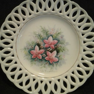 Vintage Collectors Plate, &quot;Pink Flower Blossoms Green Background&quot;, Reticulated Edge, Gold Trim, 8 1/4&quot; D, No Original Box, Mint Condition