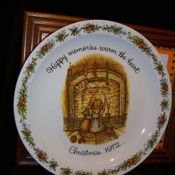 Vintage Holly Hobbie 1972 Xmas Plate, "Happy Memories Warm the Heart", American Greetings, Cleveland, OH