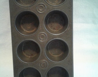 Boîte à muffins vintage, « EKCO Chicago Patent Pending » Boîte à huit muffins, très vieille, sans bosses, grande patine, trous pour suspendre