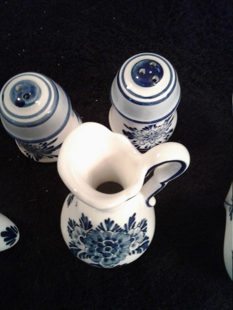 porcelaine vintage Delf, sept pièces, fabriquée en Hollande, peinte à la main, bleu et blanc classique, état de menthe image 7