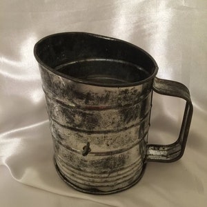 Vintage Bromwell 3-Cup Tin Flour Sifter, 3 Cup Measures, Wooden Handle, Retro Mid Century Farmhouse