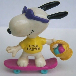 Two Vintage &quot;Cool Easter&quot; Snoopys, Skateboards, Easter Baskets, Cartoon Figure,  2 1/8&quot;, United Feature Syndicate Inc, Excellent Condition
