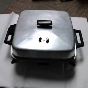 Vintage Electric Fry Pan &quot;Hamilton Beach Model 520&quot;, Thermostat Model HL29-3, Circa 1960s, Very Good Condition.