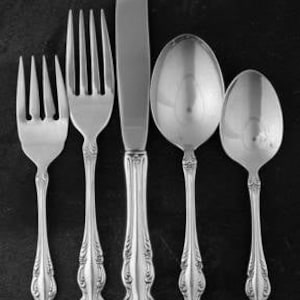 Vintage Oneida, 1881 Rogers, Silverplate, &quot;Baroque Rose&quot; 8 5-Piece Place Settings, 8 Teaspoons, 2 Large Spoons, New Condition, Silver Chest