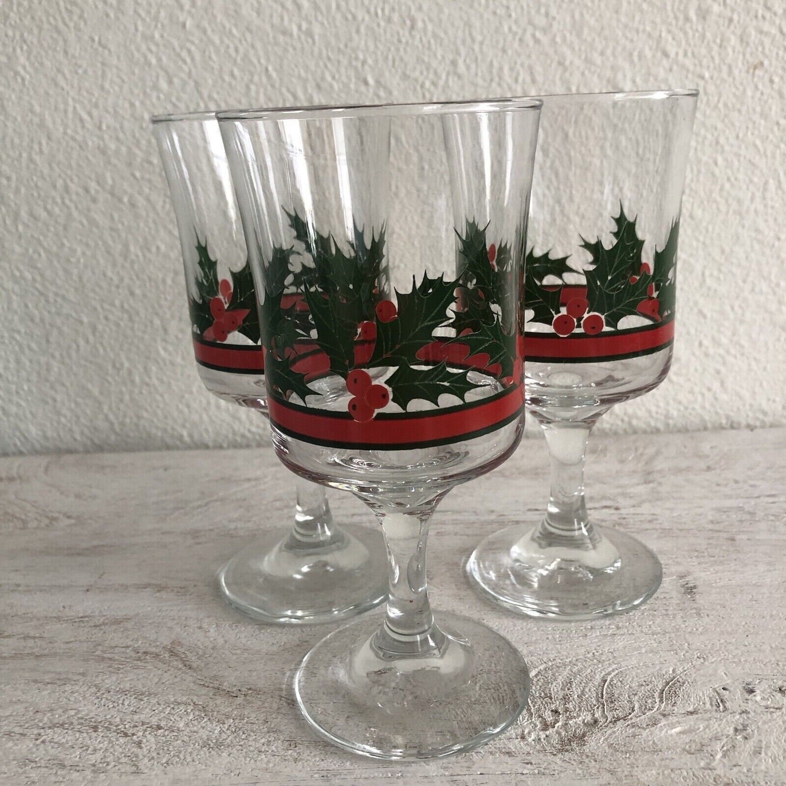 2 Libbey Christmas Holly and Ribbon Egg Nog 3 1/2” Glasses Gold Rim Nice Set