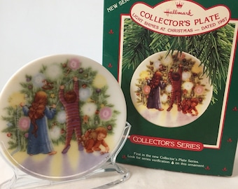 Vintage 1987 Hallmark Collector's Plate, "Light Shines At Christmas" , With Plate Stand, Mint Condition, Original  Box, Price Tab Intact