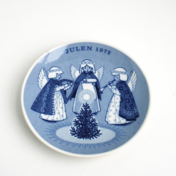 Vintage Julen 1972, Porsgrunds, Norway, Limited Edition, 7" Christmas Plate, Titled “Hark, The Herald Angels Sing”, Features 3 Angels