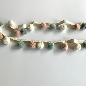Frangia con pompon in edizione limitata, rosa tea, ginepro e avorio, 100% cotone, qualità superba, al metro
