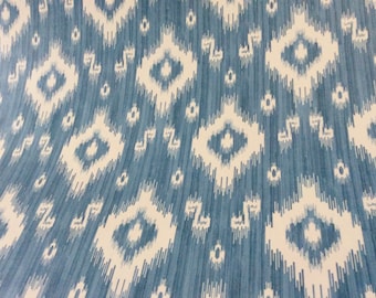Puede incluir: Tela ikat azul y blanca con un patrón repetido de diamantes y rayas.
