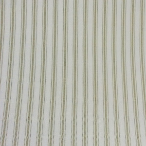 Pode incluir: Tecido branco com finas listras verdes. As listras são feitas de pequenos pontos.