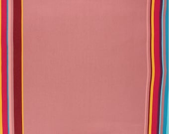 Op de afbeelding: Roze stof met kleurrijke strepen langs de randen. De strepen zijn rood, geel, blauw, roze en wit.