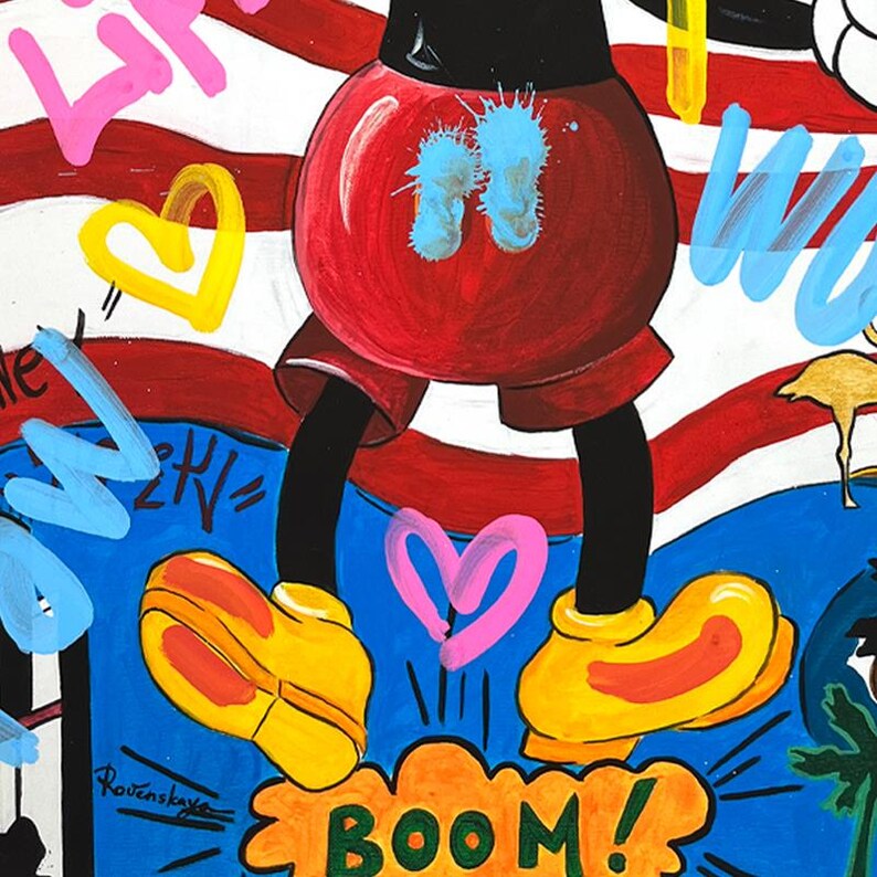 Pode incluir: Uma personagem de desenho animado com cal&ccedil;&otilde;es vermelhos e sapatos amarelos est&aacute; sobre um fundo azul e branco com um fundo listrado vermelho, branco e azul. A personagem est&aacute; a saltar e a palavra "BOOM!" est&aacute; escrita numa bolha de fala. A personagem est&aacute; a usar uma camisa vermelha e tem um padr&atilde;o azul e branco na camisa. A personagem est&aacute; a usar sapatos amarelos com detalhes vermelhos. O fundo &eacute; um padr&atilde;o listrado azul e branco com um padr&atilde;o listrado vermelho, branco e azul no fundo.