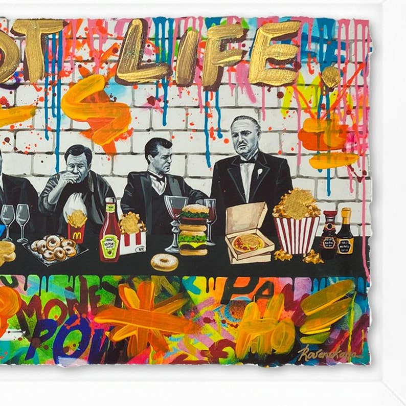 Pode incluir: Uma pintura colorida de quatro homens sentados &agrave; mesa com comida e bebidas. Os homens est&atilde;o usando ternos e gravatas. O fundo &eacute; uma parede de tijolos brancos com grafite. O texto "GOT LIFE" est&aacute; escrito em letras douradas no topo da imagem.