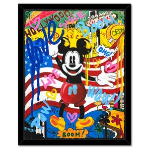 Pode incluir: Uma pintura colorida do Mickey Mouse em p&eacute; em frente a uma bandeira americana. O fundo est&aacute; cheio de texto estilo graffiti, incluindo "Hollywood", "Boom", "Life" e "Wow".