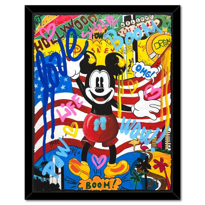 Pode incluir: Uma pintura colorida do Mickey Mouse em p&eacute; em frente a uma bandeira americana. O fundo est&aacute; cheio de texto estilo graffiti, incluindo "Hollywood", "Boom", "Life" e "Wow".