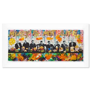 Pode incluir: Uma pintura colorida de um grupo de homens sentados &agrave; mesa com as palavras "Money is not life" escritas em letras douradas acima deles. Os homens est&atilde;o todos de terno e gravata, e est&atilde;o comendo comida r&aacute;pida. O fundo &eacute; uma parede de tijolos com grafite.