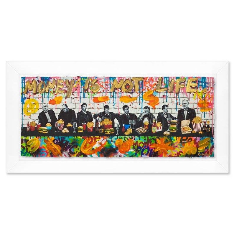 Pode incluir: Uma pintura colorida de um grupo de homens sentados &agrave; mesa com as palavras "Money is not life" escritas em letras douradas acima deles. Os homens est&atilde;o todos de terno e gravata, e est&atilde;o comendo comida r&aacute;pida. O fundo &eacute; uma parede de tijolos com grafite.