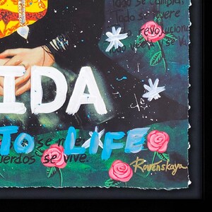 K&ouml;nnte beinhalten: Ein farbenfrohes Gem&auml;lde mit dem Wort "Vida" in wei&szlig;er Farbe und dem Satz "To Life" in blauer Farbe. Das Gem&auml;lde zeigt einen dunklen Hintergrund mit gr&uuml;nem Laub, wei&szlig;en Blumen und rosa Rosen. Die Unterschrift des K&uuml;nstlers, "Ravenskaya", ist in der rechten unteren Ecke zu sehen.