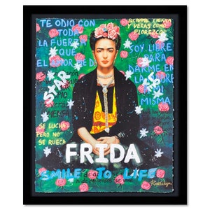 K&ouml;nnte beinhalten: Ein farbenfrohes Gem&auml;lde von Frida Kahlo mit dem Text "TE ODIO CON TODA LA FUERZA QUE EL AMOR ME DA" und "FRIDA" in gro&szlig;en wei&szlig;en Buchstaben. Das Gem&auml;lde enth&auml;lt auch den Text "SMILE TO LIFE" und "ni de recuerdos se vive."