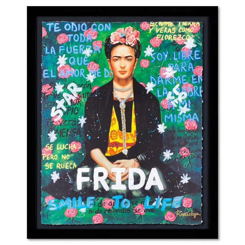 K&ouml;nnte beinhalten: Ein farbenfrohes Gem&auml;lde von Frida Kahlo mit dem Text "TE ODIO CON TODA LA FUERZA QUE EL AMOR ME DA" und "FRIDA" in gro&szlig;en wei&szlig;en Buchstaben. Das Gem&auml;lde enth&auml;lt auch den Text "SMILE TO LIFE" und "ni de recuerdos se vive."
