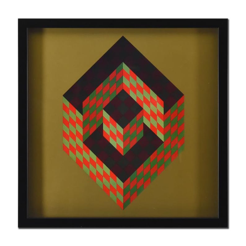 Puede incluir: Una impresi&oacute;n de arte geom&eacute;trico abstracto enmarcada con un marco negro. La impresi&oacute;n presenta un patr&oacute;n de cuadros rojos, verdes y negros en forma de cubo 3D sobre un fondo dorado.