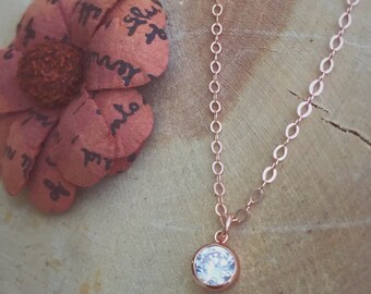 Collier délicat avec une zircone cubique remplie d'or rose : pendentif goutte