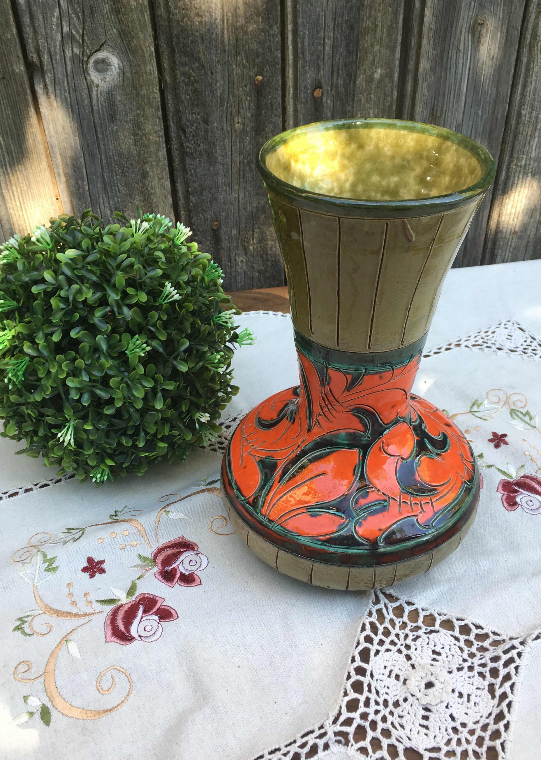 Vase, Design Arabesques de Fleurs Striées & Rayures Incisées, Céramique Attribuable à Vallauris, Fra
