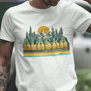 Camisa de crucero por Alaska, Tierra del sol de medianoche, camiseta de estilo vintage de Alaska, gráfico retro de Alaska, regalo para amantes de Alaska, camiseta al aire libre