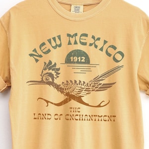 Camiseta "Tierra del Encanto de Nuevo México", camiseta "Correcaminos", camiseta de recuerdo bohemio, camiseta retro "Destino Colores Confortables"