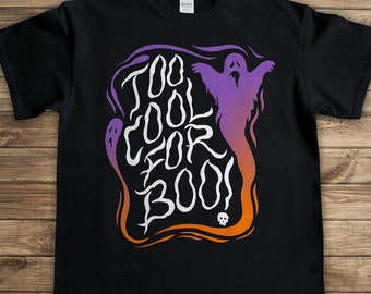 Może przedstawiać: Czarny T-shirt z białym nadrukiem ducha i tekstem "Too Cool For Boo!"