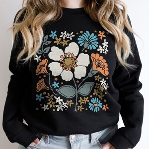 Fall Flowers Sweatshirt, Fall Wildflowers Crewneck, Autumn Cottagecore Floral, Retro Flowers Graphic Boho Sweater, Gift for Women, Black Gr