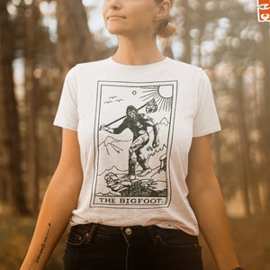 Camisa de cartas de tarô Bigfoot, camiseta de tarô Sasquatch, baseada na carta de tarô tolo, camiseta Squatch divertida e legal, presente para mulheres, presente para homens,