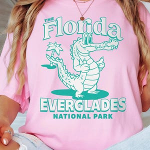 ヴィンテージスタイルのフロリダエバーグレーズTシャツ、ユニセックスTシャツ、フロリダバケーションシャツ、エバーグレーズ国立公園シャツ、アリゲーター、コンフォートカラーズ®