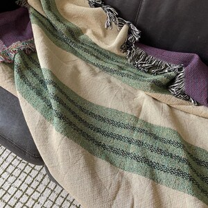 Rustikale Decke mit salbeigrünen Streifen, 100 % Baumwolle, gewebt im Sack-Stil, Wohnaccessoire im Landhausstil Bild 2