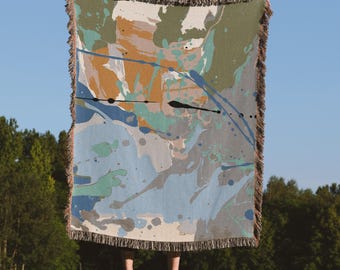 Coperta tessuta con motivi astratti colorati, 100% cotone, ideale per decorazioni murali in stile massimalista.