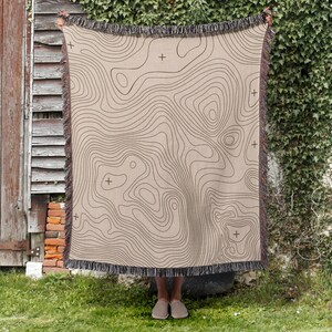 Coperta intrecciata con mappa topografica, mappa topografica delle montagne, accessorio da campeggio, coperta, atmosfera da stile di vita all'aria aperta, linee marroni su sfondo beige