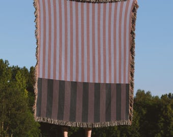 Manta tejida con rayas de escala mixta, 100% algodón, decoración moderna contemporánea.