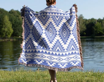 Coperta intrecciata azteca, coperta geometrica tribale, arredamento per la casa BOHO, regalo di inaugurazione della casa, stile sud-occidentale, coperta blu e bianca