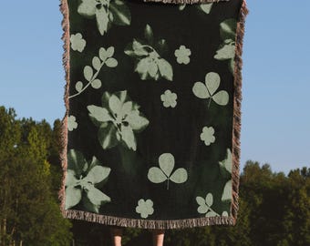 Coperta decorativa in tessuto con motivo floreale scuro, 100% cotone, stile botanico, per un arredamento moderno.
