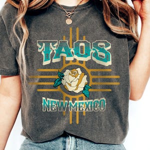 Camiseta de Taos, Nuevo México, con rosa y símbolo ZIA, estilo tatuaje, camiseta vintage del suroeste.