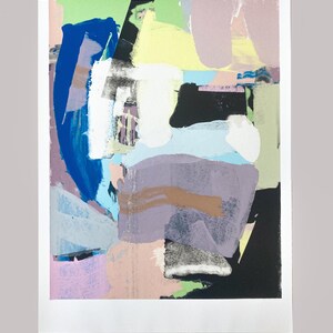 Könnte beinhalten: Abstrakter Kunstdruck mit einer Collage aus Farben wie Blau, Gelb, Rosa und Schwarz. Das Kunstwerk hat ein strukturiertes Aussehen mit sichtbaren Pinselstrichen und geschichteter Farbe. Der Druck befindet sich auf weißem Hintergrund.