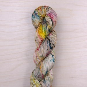 MEEMAW&#39;S GARDEN: handgeverfd en gespikkeld garen, sok/vingerring 75/25 merino/nylon