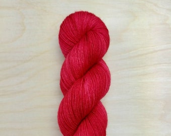ARDENT - Handgeverfd tonaal rood garen, vingerzetting/sokgewicht, 75/25 merinowol en nylon