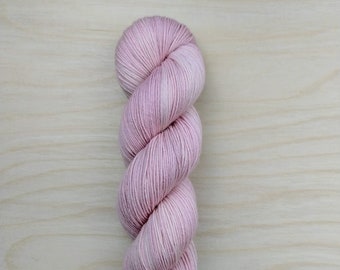 ROSE: handgeverfd ton-sur-ton garen, vingerzetting/sokgewicht, 75/25 merinowol en nylon