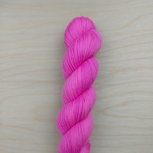 BLEEDING HEART - Handgefärbtes Garn in Ton, Fingering/Sock Garn 75/25 Merinowolle & Nylon