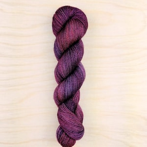 CRIMSON QUEEN: handgeverfd ton-sur-ton garen, vingerzetting/sokgewicht, 75/25 merinowol en nylon
