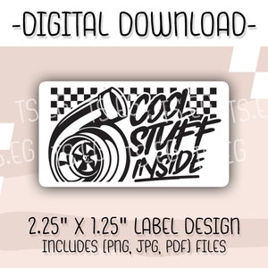 Puede incluir: Diseño de etiqueta digital en blanco y negro con un turbocompresor y el texto "Cool Stuff Inside". La etiqueta mide 2,25 pulgadas por 1,25 pulgadas e incluye archivos PNG, JPG y PDF.