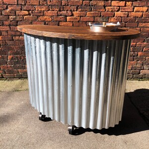 Unidad de bar/carrito para bebidas de estilo industrial portátil y elegante a medida de Johnston con cubo de hielo incorporado y ruedas bloqueables www.urbangrain.co.uk
